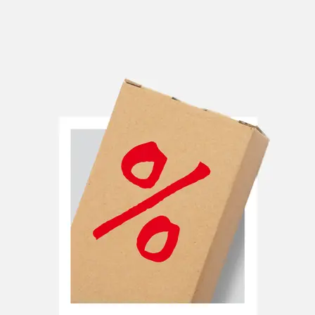Een close-up van een bruine kartonnen doos met een opvallend rood percentagesymbool op de voorkant.