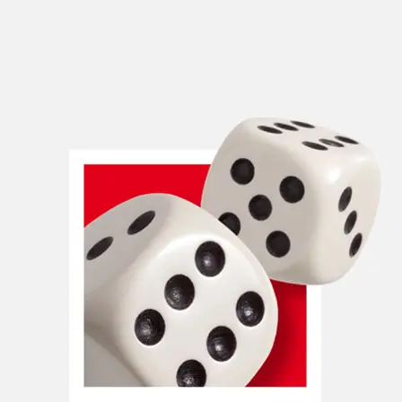 Twee witte dobbelstenen met zwarte stippen, op elke stip een zes en een vijf.