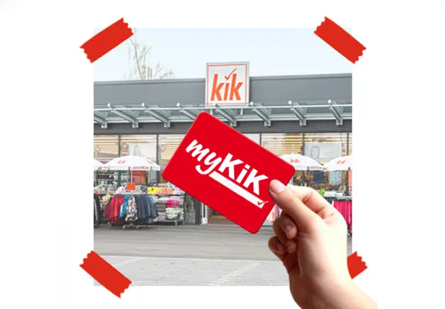 De myKiK-voordeelkaart wordt voor een KiK-winkel in de camera gehouden.
