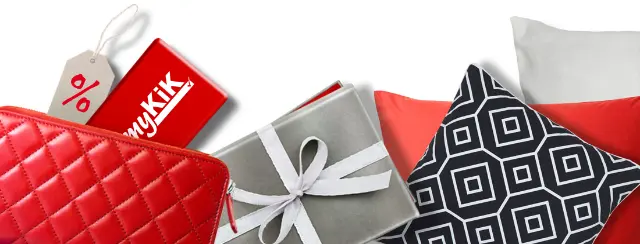 Rode portemonnee met de myKiK-voordeelkaart, cadeau in grijs papier met zilveren strik en decoratieve kussens