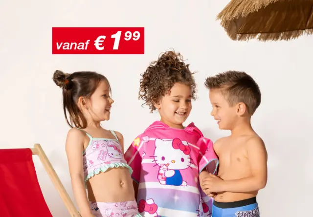 Drie kinderen in zwemkleding staan bij elkaar, waarvan één gewikkeld in een kleurrijke Hello Kitty-handdoek, met op de achtergrond een strandstoel en een strooien parasol.