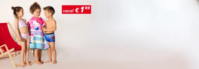 Drie kinderen in zwemkleding staan bij elkaar, waarvan één gewikkeld in een kleurrijke Hello Kitty-handdoek, met op de achtergrond een strandstoel en een strooien parasol.