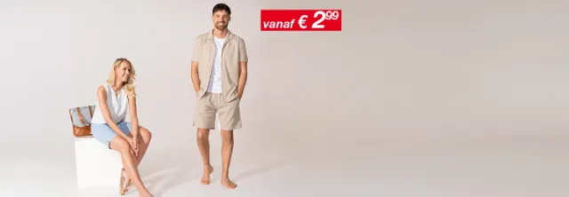 Een stijlvol stel poseert in lichte, zomerse kleding tegen een minimalistische achtergrond en laat een ontspannen, modieuze look zien.
