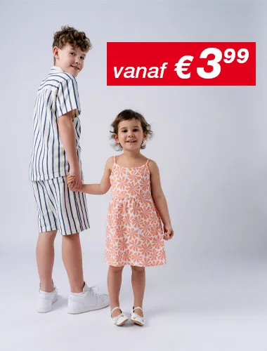 Een jongen in een gestreepte outfit en een meisje in een gebloemde jurk houden elkaars hand vast, beide glimlachend, tegen een effen witte achtergrond.