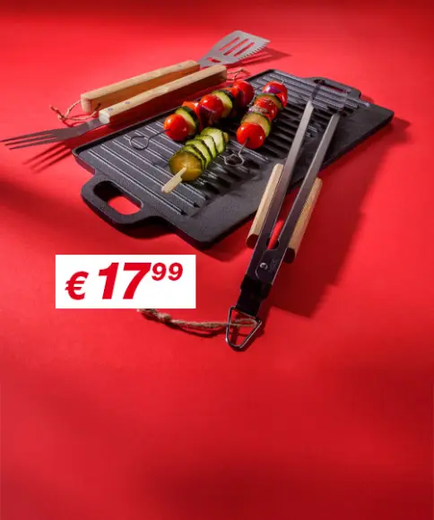 Een set van vijf gietijzeren  pannen, waaronder een braadpan, koekenpan en grillpan, tegen een felrode achtergrondn.