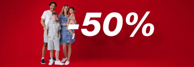 Een gelukkig gezin van vier poseert samen tegen een rode achtergrond, met een vette “-50%” verkoopactie.