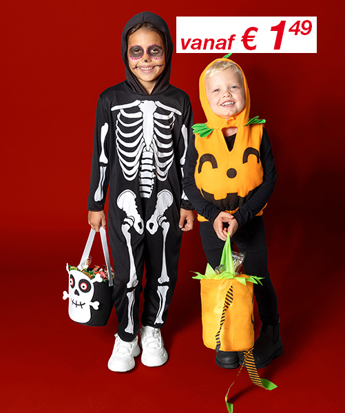 Een skelet hangt aan een touw voor een spookhuis, verlicht door de volle maan en omringd door spinnenwebben.