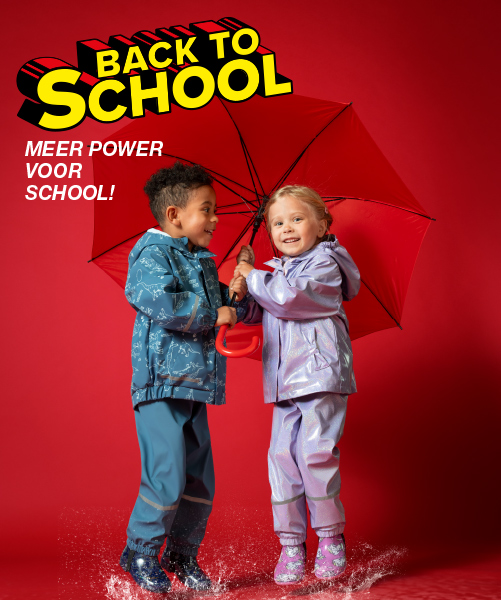 Twee kinderen in Superman pakken poseren zelfverzekerd egen een rode achtergrond en laten hun vrolijke Superman-outfits zien.