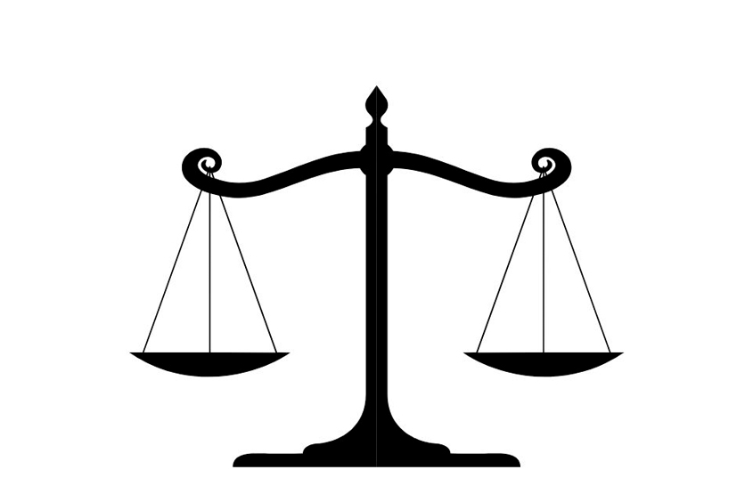 Een klassiek symbool van gerechtigheid: een uitgebalanceerde weegschaal als zwart silhouet tegen een witte achtergrond.