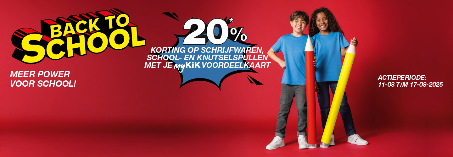 Twee kinderen in blauwe shirts houden oversized kleurpotloden vast tegen een felrode achtergrond – ter promotie van de back-to-school-actie.