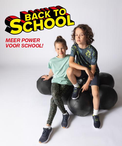 Twee kinderen zitten op grote zwarte gymballen en presenteren kleurrijke sportkleding.